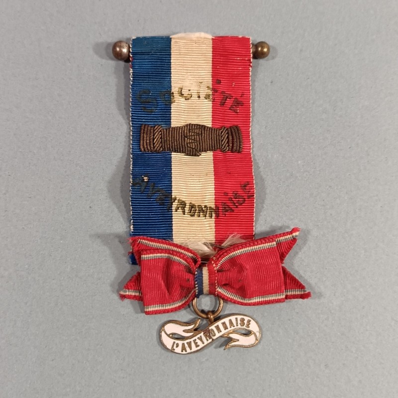RUBAN DE LA SOCIETE DE SECOUR MUTUEL OU D'ENTRAIDE AVEYRONNAISE ET PETIT NOEUD AVEC MEDAILLE L'AVEYRONNAISE